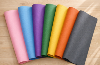 Comparatif des 7 meilleurs tapis de yoga 2026 disposés en éventail sur un parquet clair