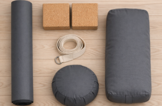 Flatlay accessoires yoga essentiels tapis brique sangle bolster coussin méditation parquet clair