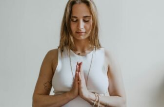 Femme pratiquant la respiration yoga pour réduire l'anxiété dans une pièce calme