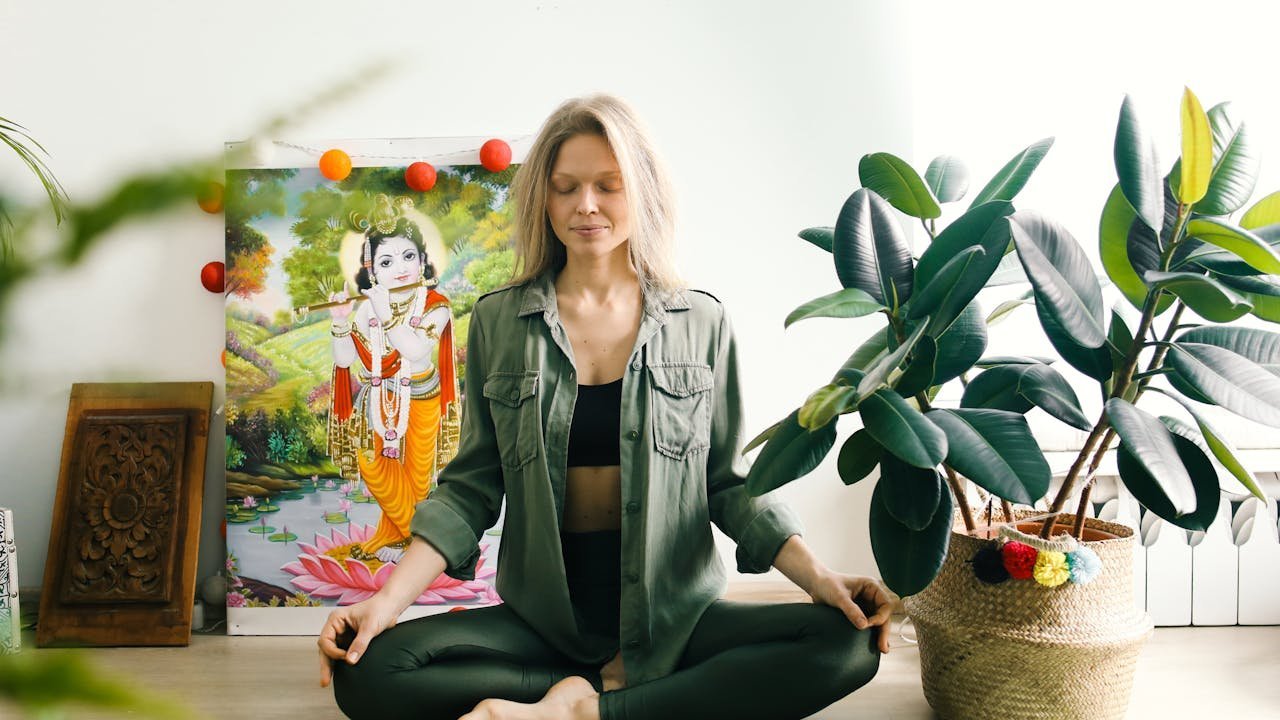 Femme en méditation yoga posture du guerrier ancrage mental anti-anxiété