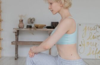 Femme réalisant une posture de yoga débutant à la maison