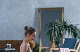 Femme agenouillée sur un tapis de yoga coloré
