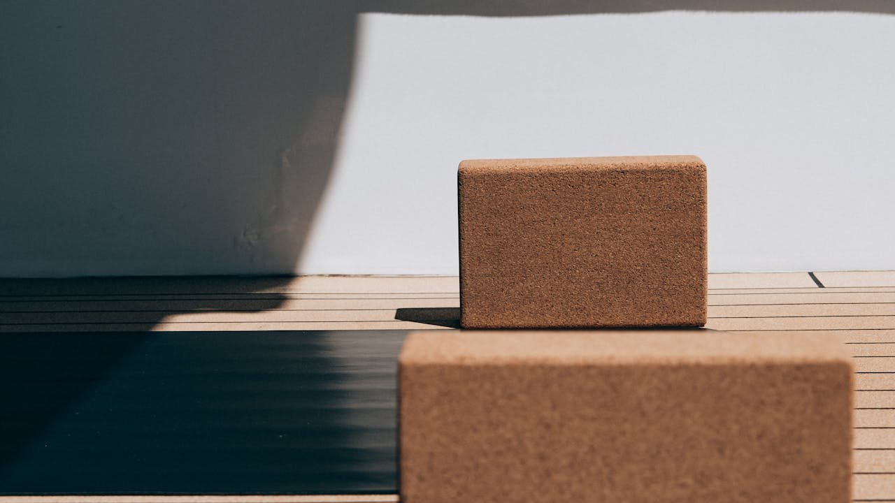 Tapis de yoga et briques de yoga en liège sur un sol en bois