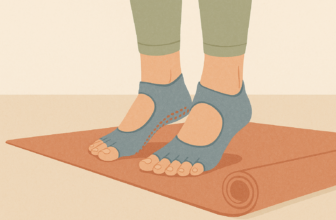 Chaussettes de yoga antidérapantes à picots sur un tapis