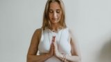 Respiration Yoga et Anxiété : 5 Techniques pour Retrouver le Calme